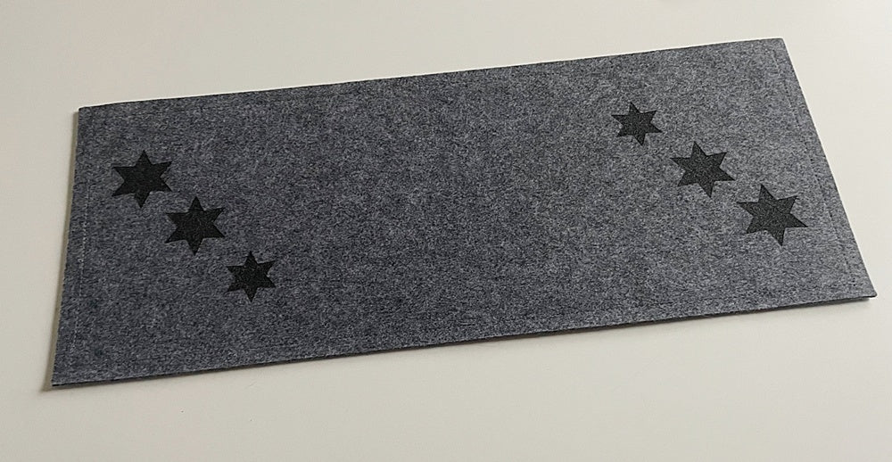 Tischläufer aus Filz – Weihnachtsdesign mit gelaserten Sternen in deiner Wunschgröße & Farbe