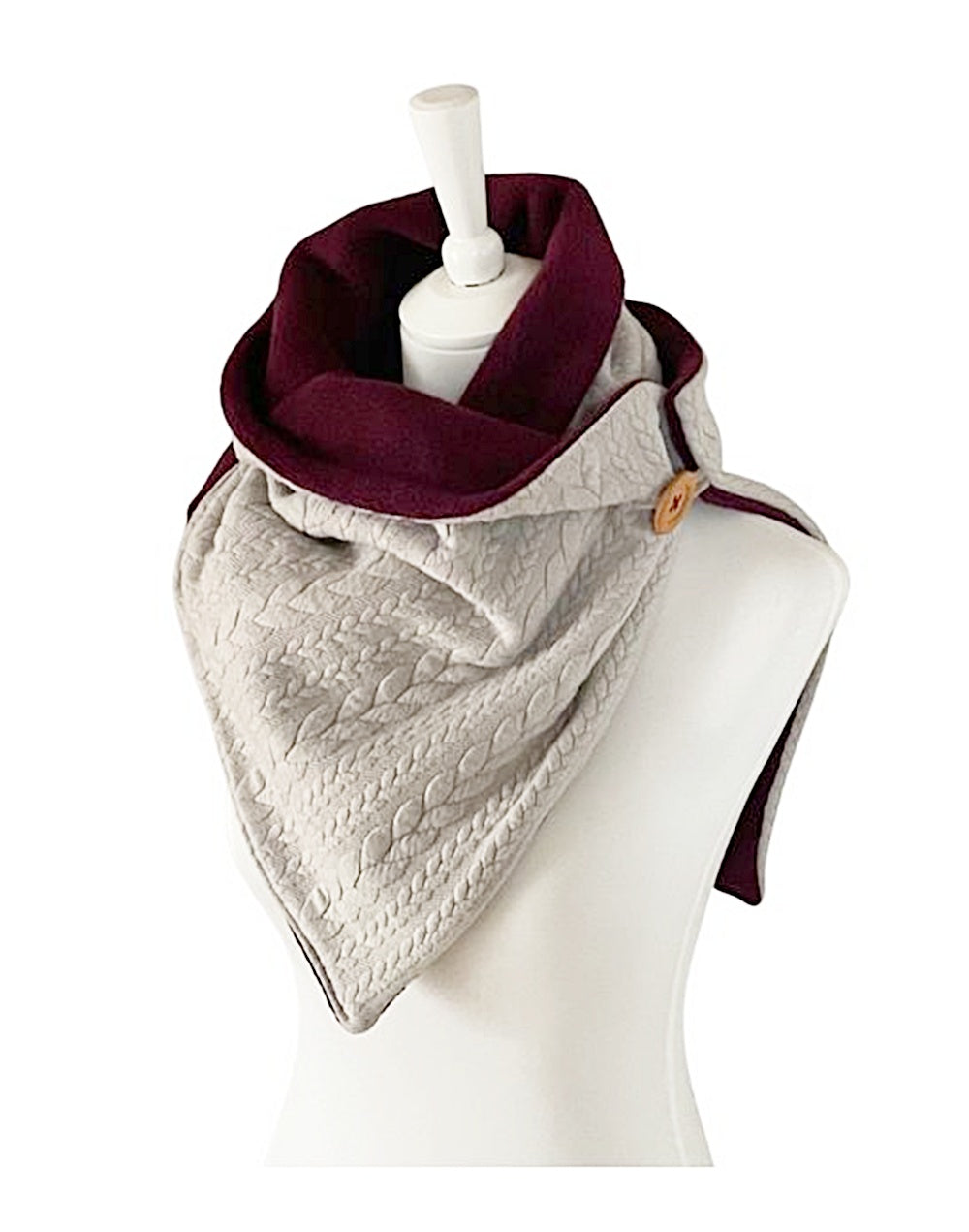 Wickelschal aus Zopf-Jacquard in Beige-Bordeaux – warm weich und handgefertigt