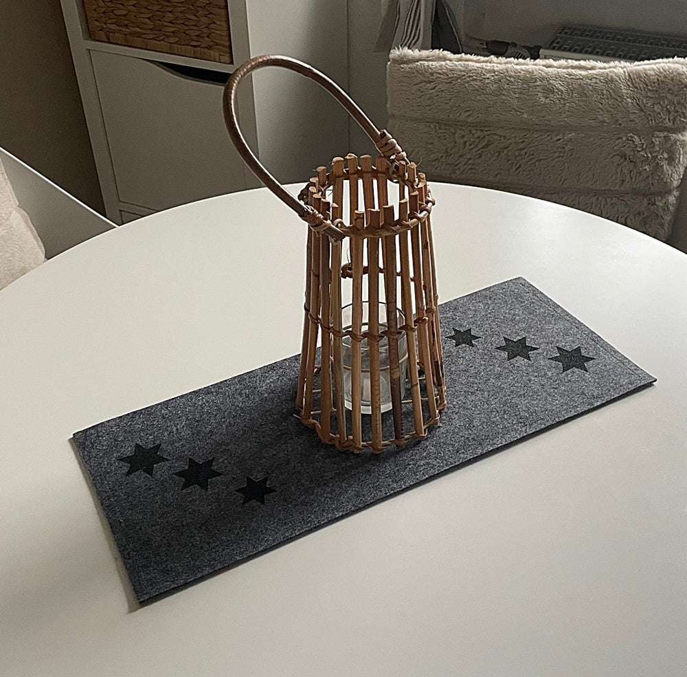 Tischläufer aus Filz – Weihnachtsdesign mit gelaserten Sternen in deiner Wunschgröße & Farbe