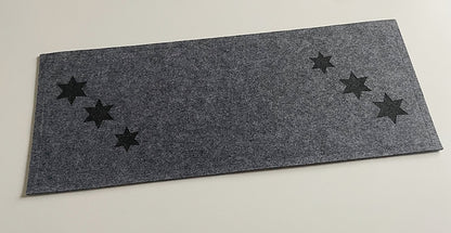 Tischläufer aus Filz – Weihnachtsdesign mit gelaserten Sternen in deiner Wunschgröße & Farbe