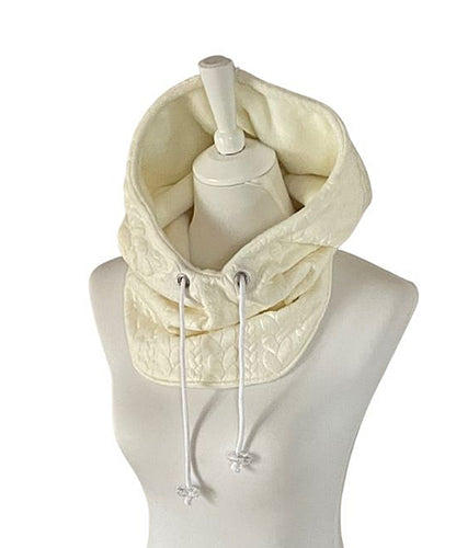 Handgefertigter Kapuzenloop mit Jacquard-Zopfmuster 