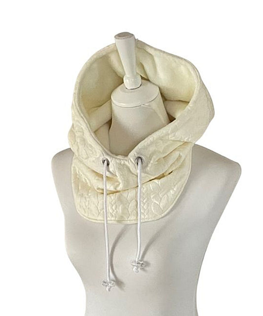 Handgefertigter Kapuzenloop mit Jacquard-Zopfmuster 