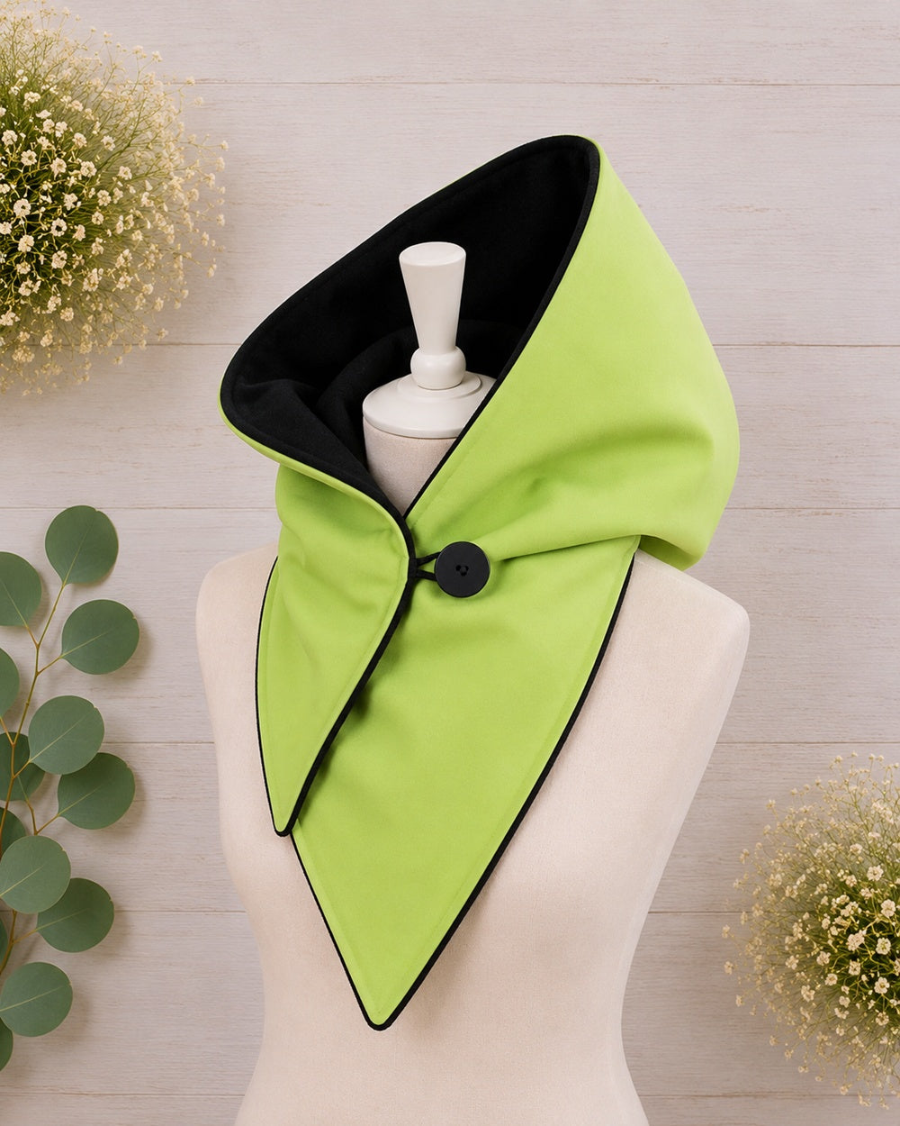 Handgefertigter Softshell Kapuzenschal mit weichem Fleecefutter, Knopfverschluss und individuell wählbarer Farbkombination