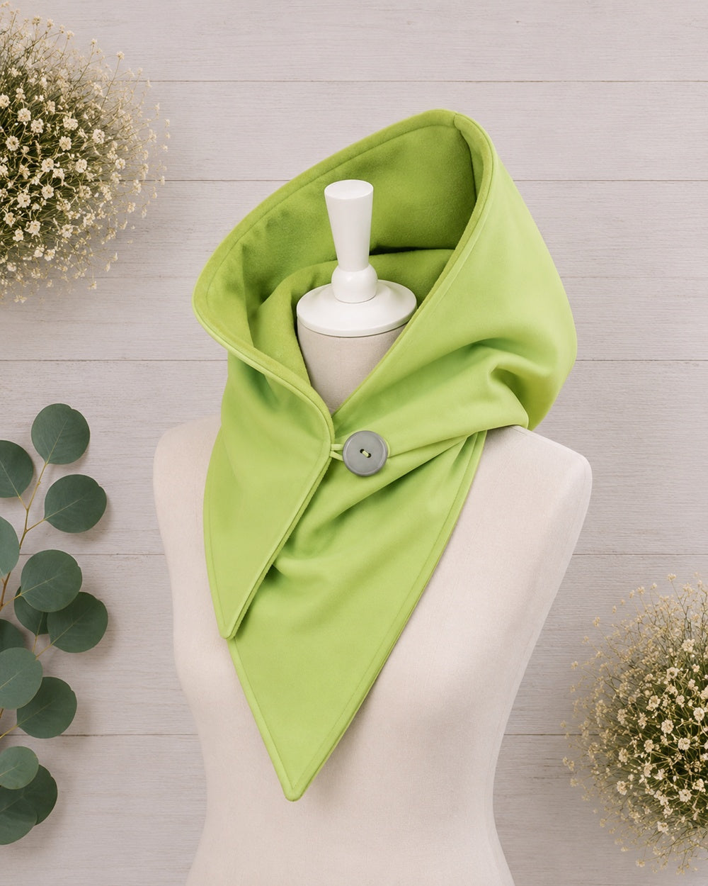 Handgefertigter Softshell Kapuzenschal mit weichem Fleecefutter, Knopfverschluss und individuell wählbarer Farbkombination