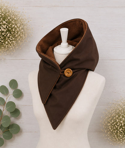 Handgefertigter Softshell Kapuzenschal mit weichem Fleecefutter, Knopfverschluss und individuell wählbarer Farbkombination