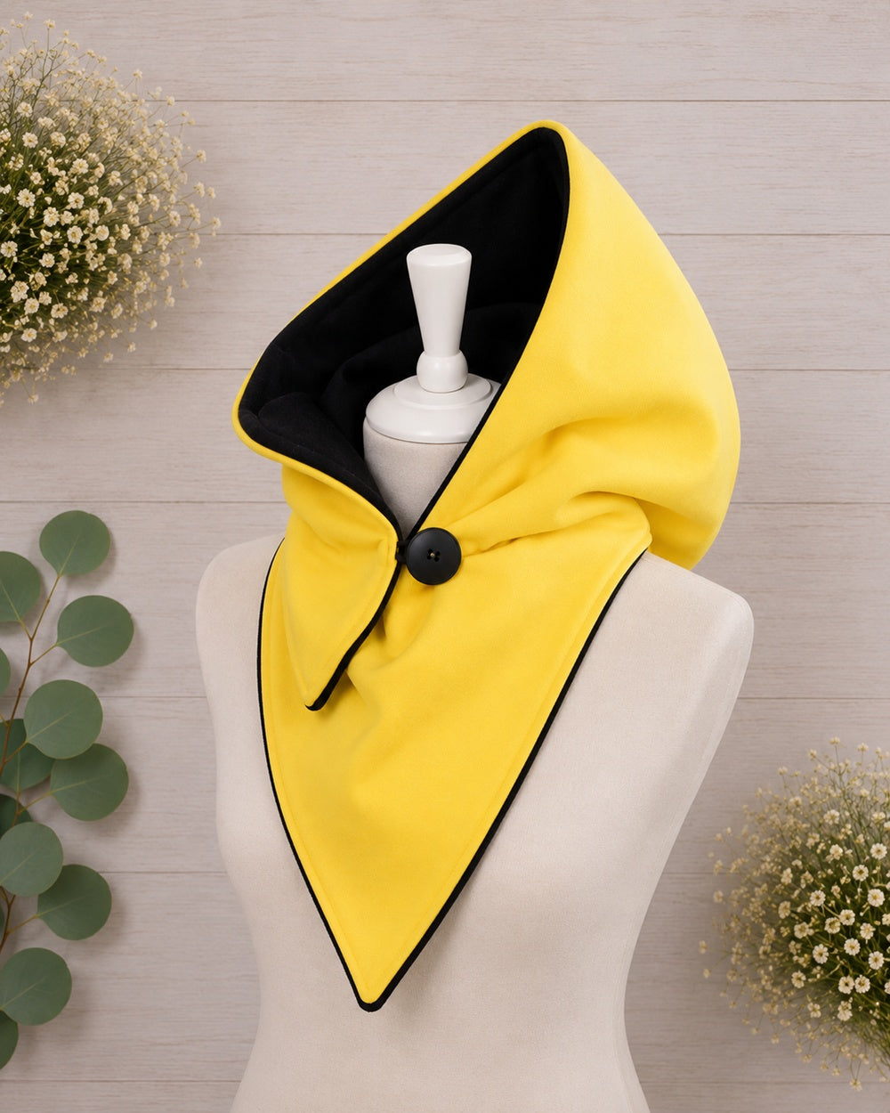 Handgefertigter Softshell Kapuzenschal mit weichem Fleecefutter, Knopfverschluss und individuell wählbarer Farbkombination