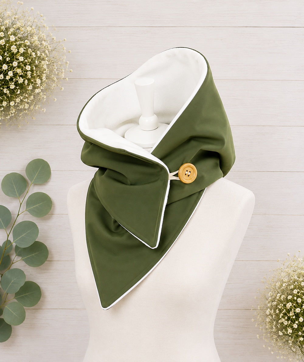 Handgefertigter Softshell Kapuzenschal mit weichem Fleecefutter, Knopfverschluss und individuell wählbarer Farbkombination