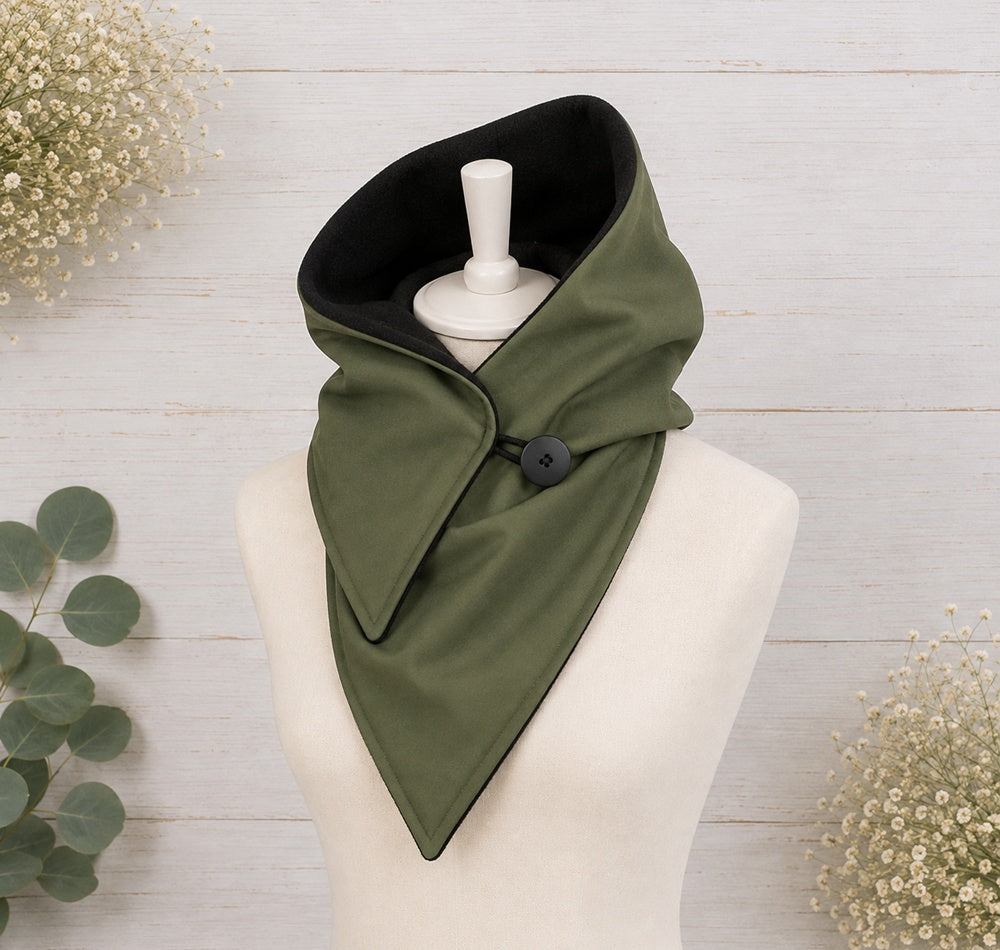 Handgefertigter Softshell Kapuzenschal mit weichem Fleecefutter, Knopfverschluss und individuell wählbarer Farbkombination