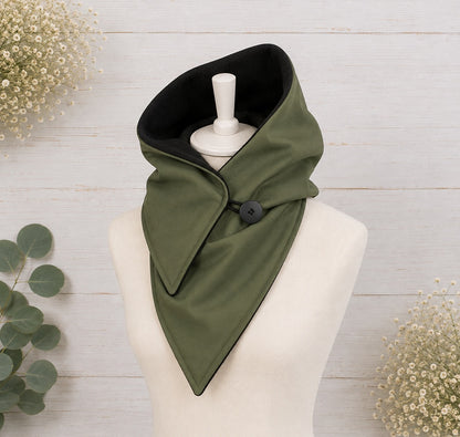Handgefertigter Softshell Kapuzenschal mit weichem Fleecefutter, Knopfverschluss und individuell wählbarer Farbkombination