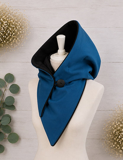 Handgefertigter Softshell Kapuzenschal mit weichem Fleecefutter, Knopfverschluss und individuell wählbarer Farbkombination