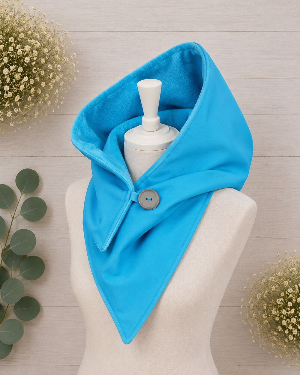 Handgefertigter Softshell Kapuzenschal mit weichem Fleecefutter, Knopfverschluss und individuell wählbarer Farbkombination