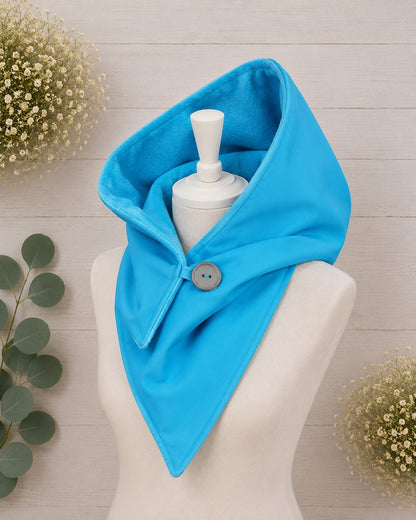 Handgefertigter Softshell Kapuzenschal mit weichem Fleecefutter, Knopfverschluss und individuell wählbarer Farbkombination