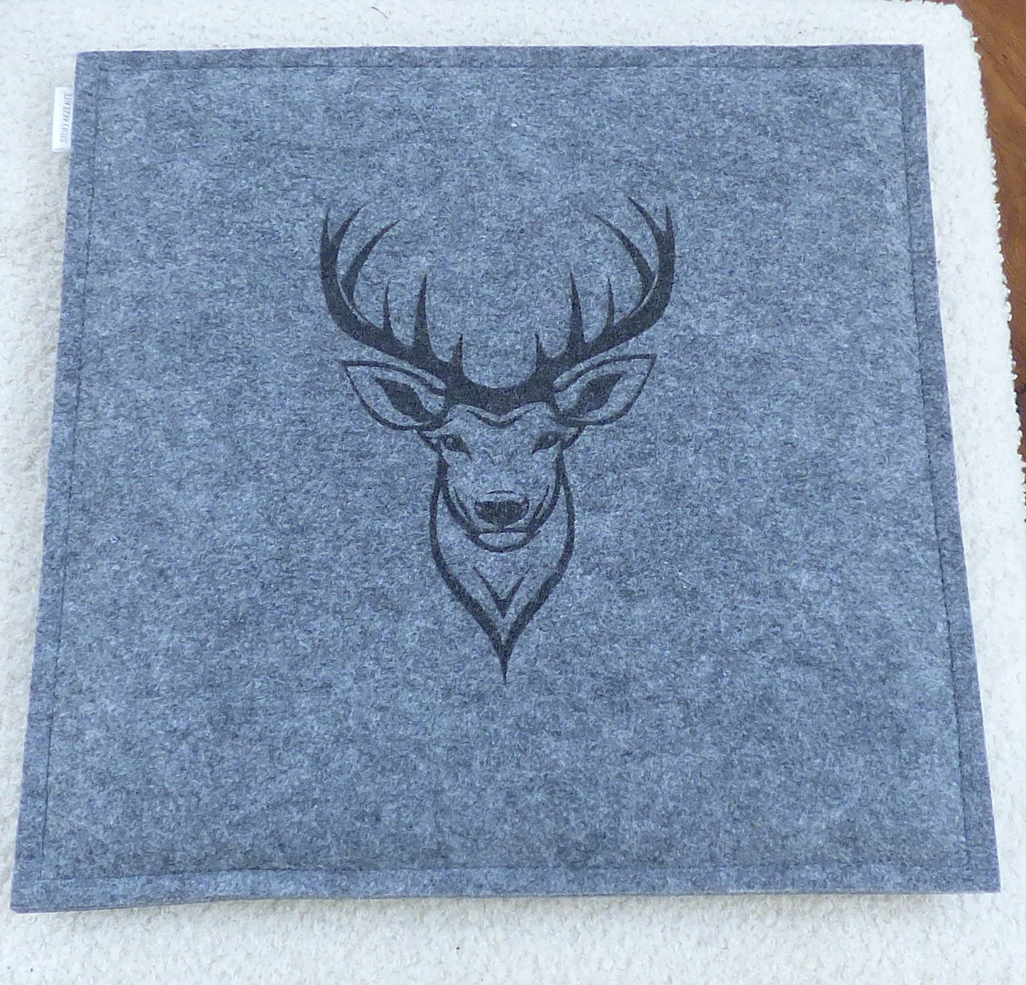 Sitzkissen Filz, 30x30 cm, Lasergravur Hirsch