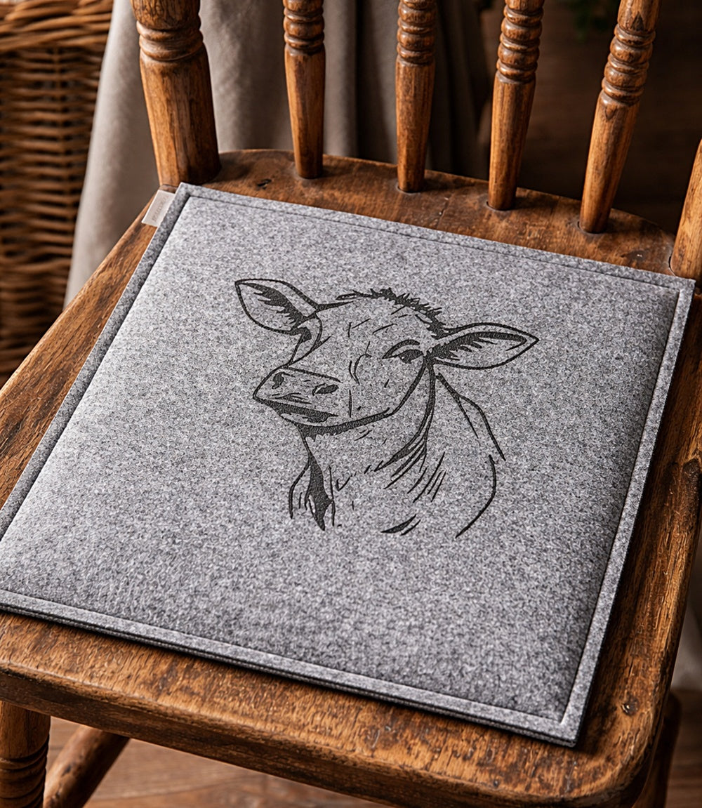 Sitzkissen aus Filz mit Lasergravur – Handgefertigt mit edlem Kuhmotiv
