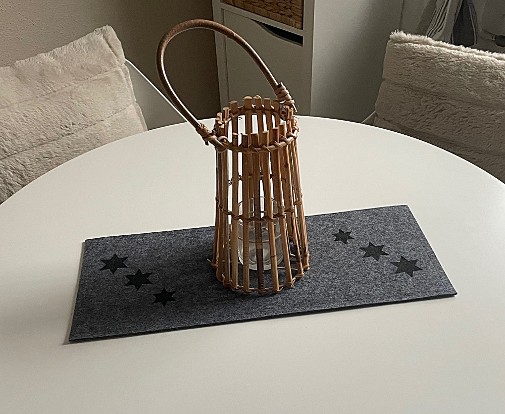 Tischläufer aus Filz – Weihnachtsdesign mit gelaserten Sternen in deiner Wunschgröße & Farbe