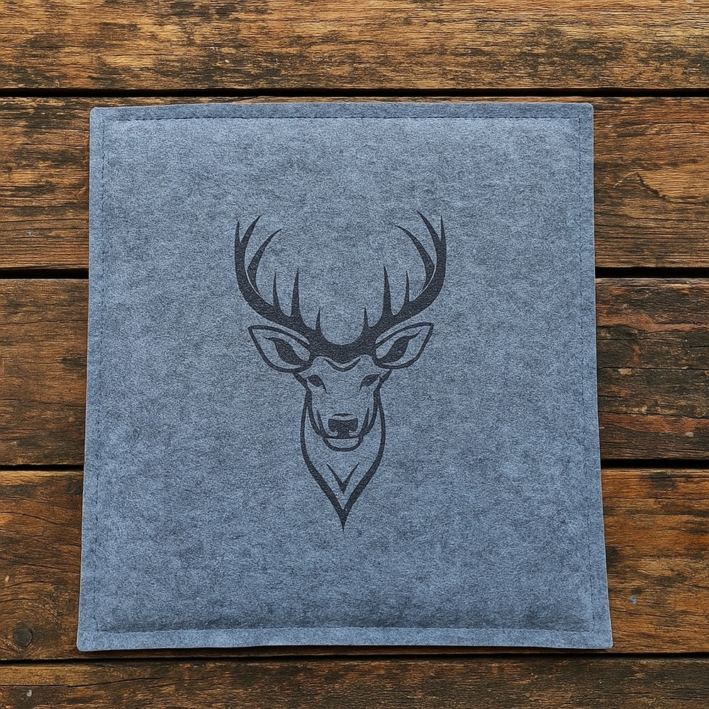 Handgefertigtes Filz Sitzkissen mit detailreicher Hirsch Lasergravur für Stühle und Sitzbänke
