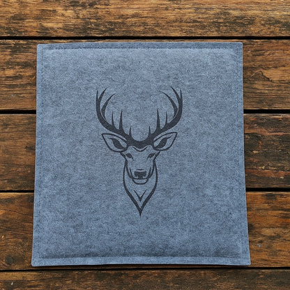 Handgefertigtes Filz Sitzkissen mit detailreicher Hirsch Lasergravur für Stühle und Sitzbänke