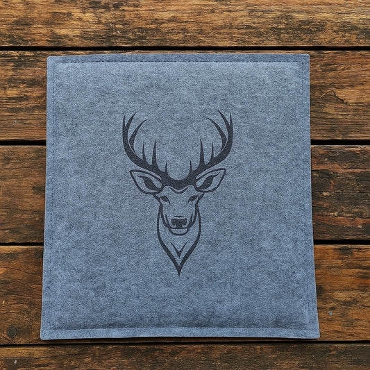 Handgefertigtes Filz Sitzkissen mit detailreicher Hirsch Lasergravur für Stühle und Sitzbänke