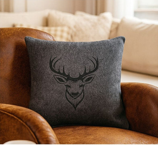 Mittelgraues handgefertigtes Filz Sofakissen 45 x 45 cm mit gelasertem Hirschmotiv auf Sofa im Landhausstil