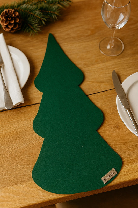 Filz Tischläufer in Tannenbaumform als festliche Weihnachtsdekoration