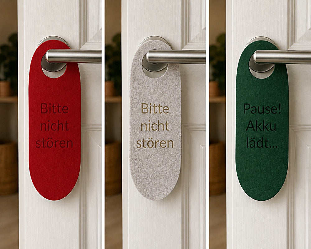 Personalisiertes Filz-Türschild mit individuell gelasertem Wunschtext in Rot, Hellgrau und Grün an einem Türgriff. Farbe und Form frei wählbar.