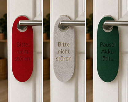 Personalisiertes Filz-Türschild mit individuell gelasertem Wunschtext in Rot, Hellgrau und Grün an einem Türgriff. Farbe und Form frei wählbar.