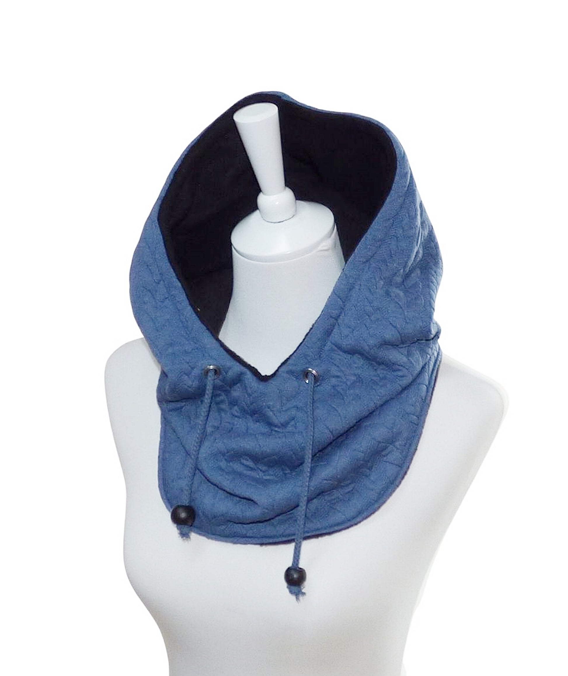 Handgefertigter KapuzenLoop aus blau-schwarzem Jacquardstoff im klassischen Zopfmuster mit weichem Fleecefutter und Tunnelzug.