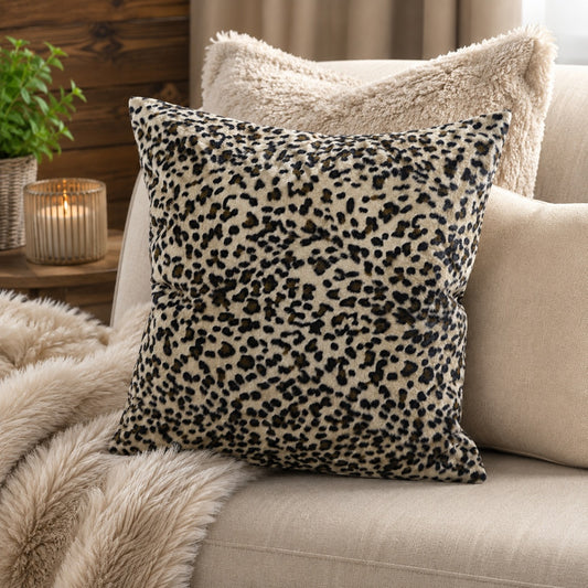 Weicher Kissenbezug aus Fellimitat im beige braunen Gepard Design auf Sofa dekoriert