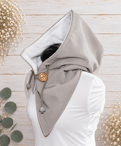 Handgefertigter Softshell Kapuzenschal mit weichem Fleecefutter, Tunnelzug, Knopfverschluss und individuell wählbarer Farbkombination