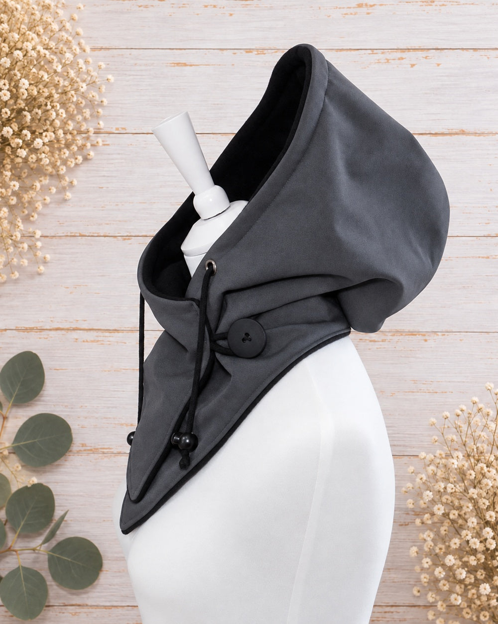 Handgefertigter Softshell Kapuzenschal mit weichem Fleecefutter, Tunnelzug, Knopfverschluss und individuell wählbarer Farbkombination