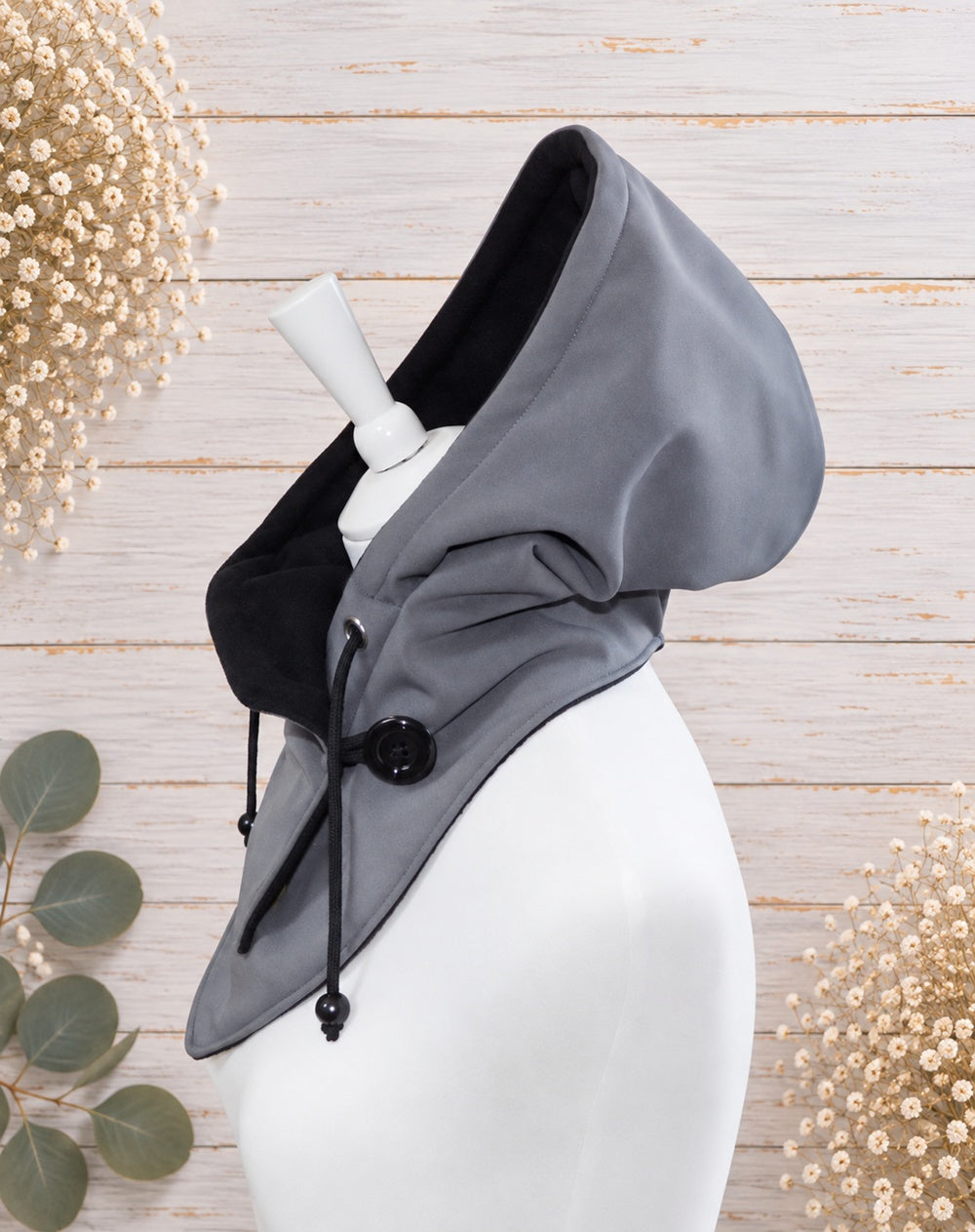 Handgefertigter Softshell Kapuzenschal mit weichem Fleecefutter, Tunnelzug, Knopfverschluss und individuell wählbarer Farbkombination