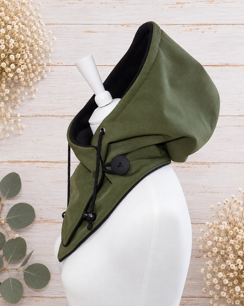 Handgefertigter Softshell Kapuzenschal mit weichem Fleecefutter, Tunnelzug, Knopfverschluss und individuell wählbarer Farbkombination