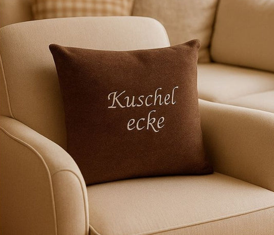 Handgefertigtes braun meliertes VIOLAN Filz Sofakissen mit feiner Stickerei auf Sofa im natürlichen Wohnstil