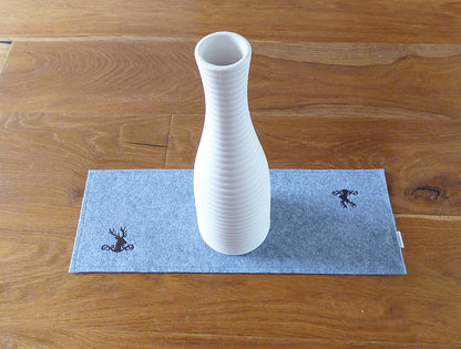 Tischläufer aus Filz mit Hirschstickerei – handgefertigt, edel & ganz nach deinen Wünschen