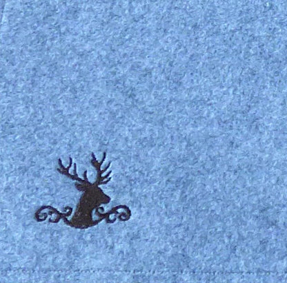 Tischläufer aus Filz mit Hirschstickerei – handgefertigt, edel & ganz nach deinen Wünschen