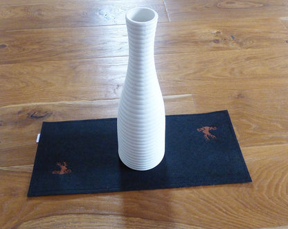 Tischläufer aus Filz mit Hirschstickerei – handgefertigt, edel & ganz nach deinen Wünschen