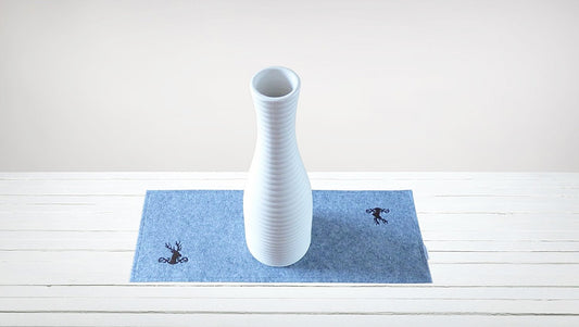 Tischläufer aus Filz mit Hirschstickerei – handgefertigt, edel & ganz nach deinen Wünschen