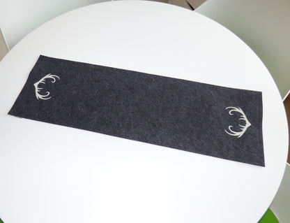 Tischläufer Filz, bestickt Hirschgeweih