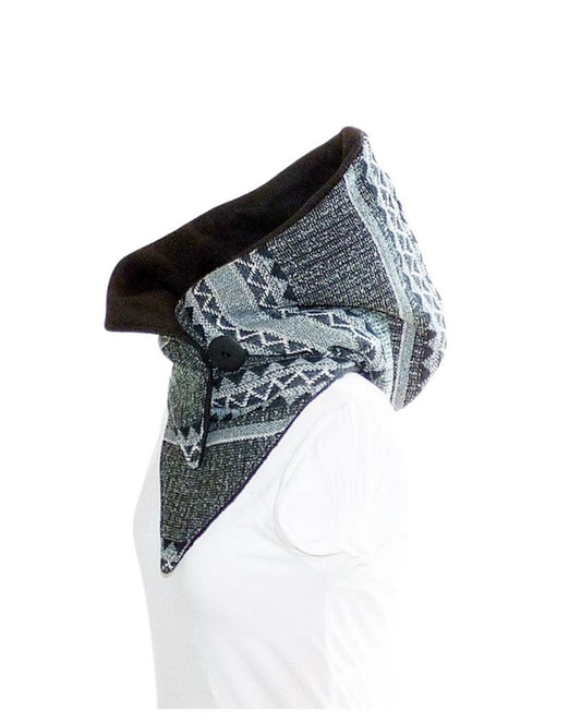 Handgefertigter Kapuzenschal aus schwarz-grauem Jacquard mit weichem Fleecefutter für Herbst, Winter und die Übergangszeit.