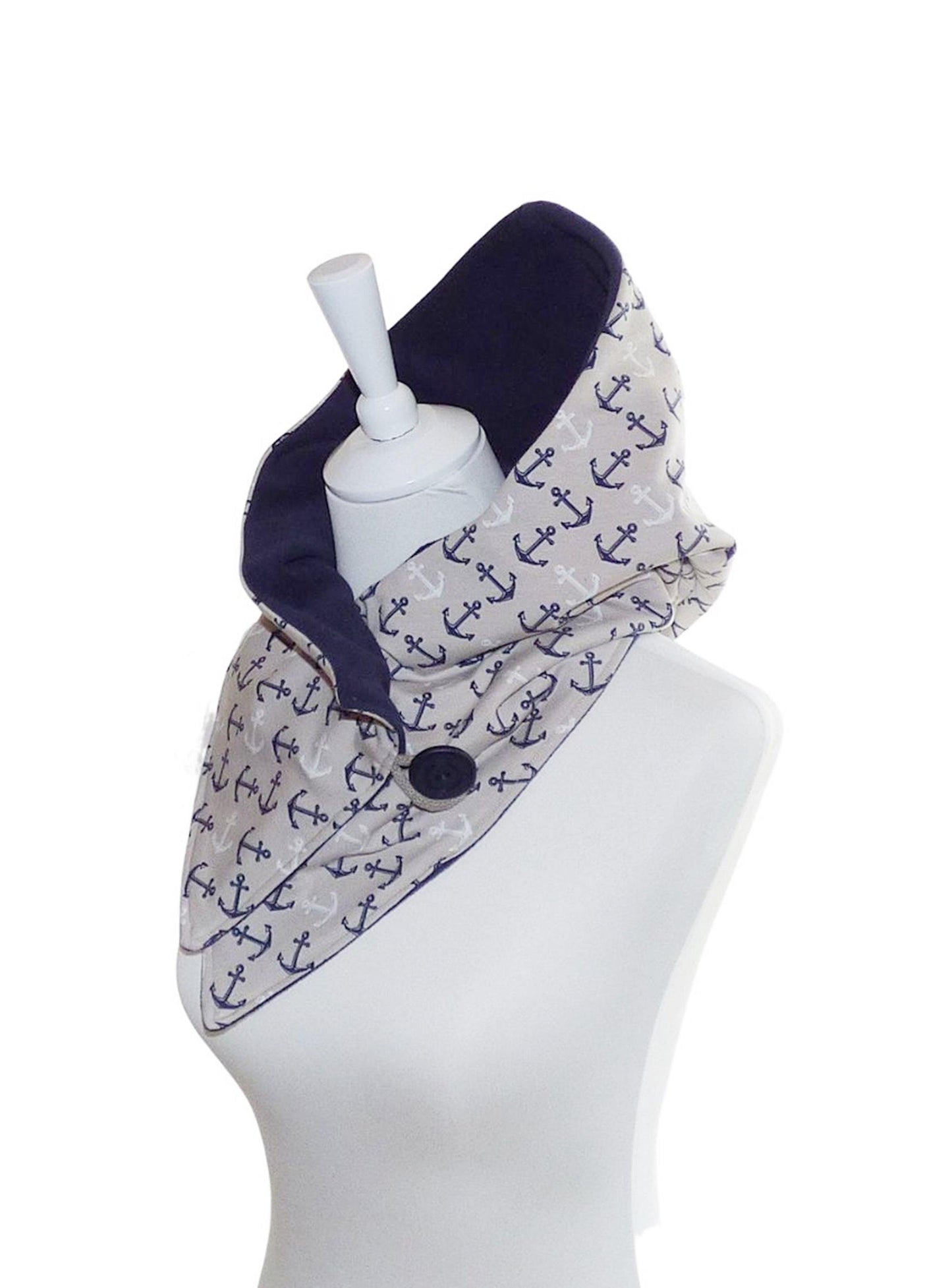 Handgefertigter Kapuzenschal aus cremefarbenem Jersey mit blau-weißem Ankermuster und dunkelblauem Fleecefutter.
