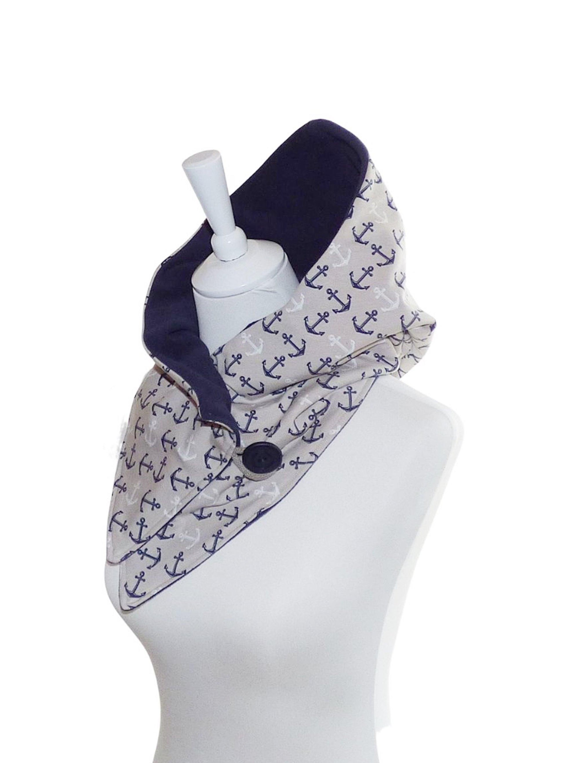 Handgefertigter Kapuzenschal aus cremefarbenem Jersey mit blau-weißem Ankermuster und dunkelblauem Fleecefutter.
